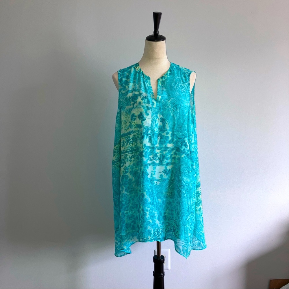 Susan Graver in a cool blue tunic and light floral design. Size 24W Excellent